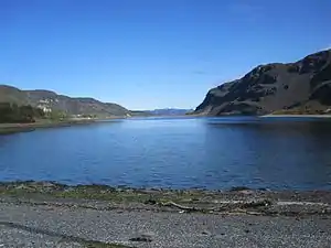 Der Kåfjord. Links am Bildrand ist die Kirche des Dorfes Kåfjord erkennbar