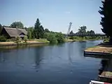 An der alten Fähre in Kaisermühl, Fußgängerbrücke über den Kanal im Hintergrund