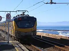 Zug am Bahnhof Kalk Bay