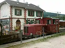 So hat z. B. das Stationsgebäude von Kandern an der 1895 eröffneten Kandertalbahn hohe Übereinstimmungen …