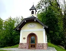 Kapelle der Seligpreisungen (li.: Rückansicht mit Watzmann; re.: Frontansicht)