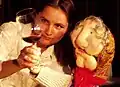 Im Vino her i was:⁠*) Puppe Mizzi Tschida verkostet Wein (2006).