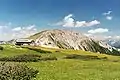 Karl-Ludwig-Haus, dahinter der Predigtstuhl (1902 m), rechts hinten der Schneeberg (2076 m), links hinten das Habsburghaus