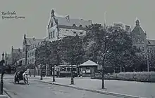 Einer der Triebwagen vor der Grenadierkaserne in der Moltkestraße, nach 1907