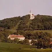 Karnabrunn mit Wallfahrtskirche und Schloss