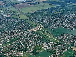 Der Bahnhof könnte am Schnittpunkt beider Strecken (Bildmitte) entstehen.