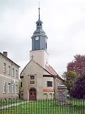 Die Katharinenkirche, davor die alte Schule