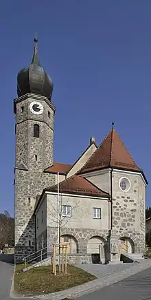 Die Kirche von vorne fotografiert