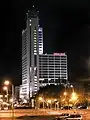 Altus-Hochhaus bei Nacht