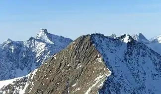 Der Panargenkamm verdeckt durch die Finsterkarspitze: mit Keesegg links im Hintergrund, in der Mitte rechts der Gipfel der Panargenspitze, ganz rechts Totenkarspitze und Rotenmanntörl