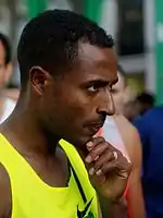 Der verletzt angetretene fünffache Weltmeister und dreifache Olympiasieger über 5000 und 10.000 Meter Kenenisa Bekele gab das Rennen auf