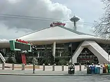 Die KeyArena in Seattle im September 2008 mit der Space Needle im Hintergrund