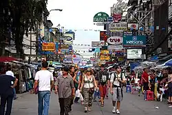 Menschenströme auf der abendlichen Khaosan Road