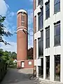 Glockenturm und westliche Fensterwand