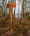 Hinweisschild bei Fort II (Fort Wilhelm) mit Steinresten auf dem Boden