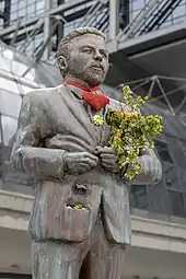 Statue von Klaas Heufer-Umlauf vor dem Berliner Hauptbahnhof (2021)