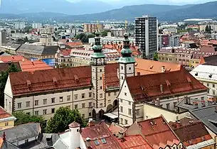 Blick über die Innere Stadt mit dem Landhaus im Vordergrund