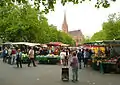 Wochenmarkt im nördlichen Bereich des Klagesmarktes, dahinter die Christuskirche