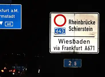 Bereits vor der Installation der intelligenten Anzeigetafel wurde Mitte der 2000er Jahre ein festinstalliertes Schild errichtet, welches im Bedarfsfall aufgeklappt werden kann und auf eine Sperrung der Schiersteiner Brücke hinweist.