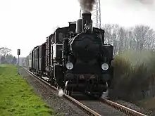 Zug der Museumseisenbahn Minden auf den Gleisen der Mindener Kreisbahnen.