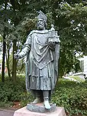 Statue von Karl dem Großen mit der Hammaburg am Kleinen Michel