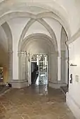 Narthex und romanisches Portal