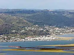 Die Lagune von Knysna mit dem Eisenbahn-Damm im Vordergrund