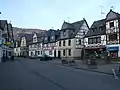 Marktplatz von Kobern mit dem historischen Weinbrunnen (Tatzelwurmbrunnen)