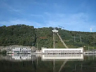 Blick von Süden über den Hengsteysee auf PSW Herdecke (links) und Koepchenwerk (rechts)