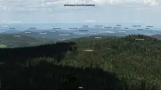 Blick vom Steinwald (Platte) nach Nordosten u. a. auf Elstergebirge, Erzgebirge, Kohlwald und Reichsforst.