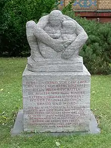 Mutter mit zwei Kindern, 1934, Muschelkalk, Aufstellung auf dem Gelände des Bezirksamts Pankow in der Fröbelstraße (Berlin-Prenzlauer Berg)