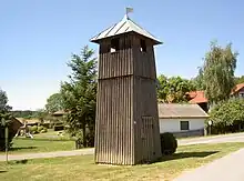 Hölzerner Glockenturm in Konatsried  in der Oberpfalz