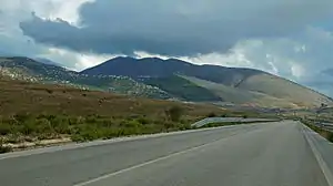 Blick von der Ebene und der Straße zum Grenzübergang Qafa Boti zur Stadt hoch (2015)