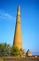 Qutlugh-Timur-Minarett (rechts im Hintergrund das Tekisch-Mausoleum)