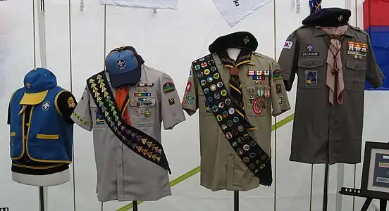 Koreanische Pfadfinderuniformen mit Baseballcap (links) und Barett (rechts)