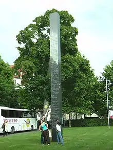 Stele von Leo Kornbrust mit Texten von Felicitas Frischmuth