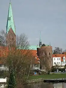 Blick auf Befestigungsturm von der Außenseite (über den Krähenteich)