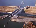 Das Naviduct bei Fertigstellung, 2003. Im Bild vorne das Markermeer, hinten das IJsselmeer.