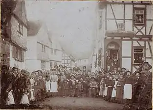 Historisches Kirmesfoto, Dorfbewohner vor der ehemaligen Wirtschaft zum Adler, Wehrstraße 2