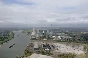 Im Vordergrund der Südhafen Walsum mit Kraftwerk Walsum am Nordhafen, im Hintergrund das Kraftwerk Voerde