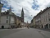 Kranj, Straße mit Kirche