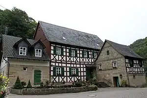 Blick auf das Gebäudeensemble der Krassacher Mühle