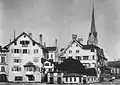 am Stadthausplatz. Ganz links der «Goldene Ring», mit dem Erker der «Steinhof», dann das Helfereigässlein1890