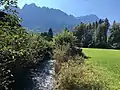 Der Krepbach bei Badersee. Im Hintergrund der Große Waxenstein (links) und die Zugspitze (rechts)