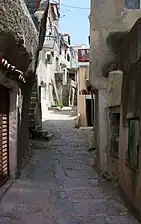 Enge Gasse im Zentrum der Ortschaft Baška