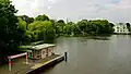 Alster (Fluss), Blick von der Krugkoppelbrücke in nördliche Richtung, links Eichenpark, rechts Leinpfad