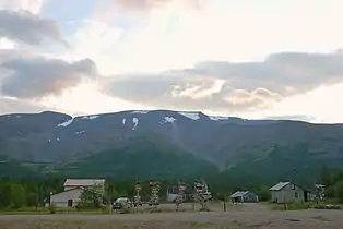 Kuelporr mit einem kleinen Hotel und einer Station der Bergwacht