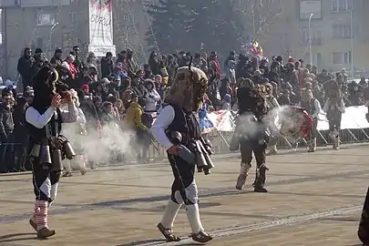 Tanzende Kukeri in Pernik mit traditionellen Masken