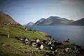 Das Dorf Kunoy von Norden aus gesehen. Im Hintergrund Kalsoy.