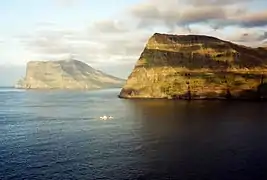 Der Kunoyarnakkur im Norden von Kunoy. Im Hintergrund ist Kap Enniberg auf Viðoy zu erkennen.